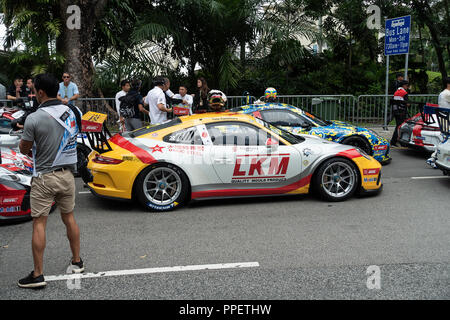 Porsche 911 GT3-Rennwagen Teilnehmenden im Porsche Carrera Cup Asien an der Marina Bay Street Circuit Singapur Asien Stockfoto