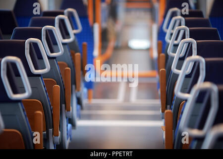 Die Deutsche Bahn fuehrt neue elektrische Triebzüge des Typs "Talent 2', die in der Werdenfels-Netz verwendet wird. Hier ist der Mittelgang und Sitze im Fahrgastraum. Stockfoto