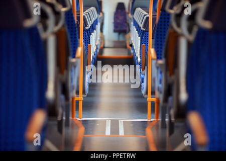 Die Deutsche Bahn fuehrt neue elektrische Triebzüge des Typs "Talent 2', die in der Werdenfels-Netz verwendet wird. Hier ist der Mittelgang und Sitze im Fahrgastraum. Stockfoto