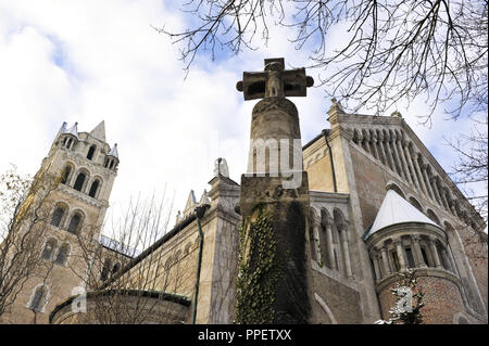 Die katholische Pfarrkirche St. Maximilian An der Auenstrasse bzw. Deutingerstrasse 4 im Glockenbachviertel in München. Stockfoto