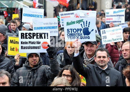 Bürger von München gegen Fremdenfeindlichkeit und Rassismus auf dem Marienplatz zeigen unter dem Motto 'München ist bunt". Stockfoto