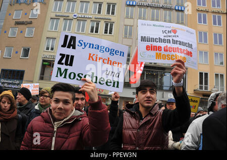 Bürger von München gegen Fremdenfeindlichkeit und Rassismus auf dem Marienplatz zeigen unter dem Motto 'München ist bunt". Das Bild zeigt die Zeichen: 'Ja, Synagogen, Kirchen und Moscheen' und 'München Bedürfnisse einer Deutschen Moschee." Stockfoto