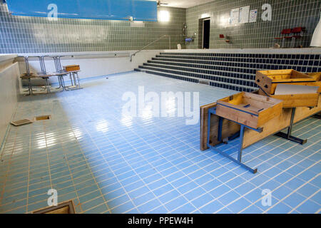 Ehemalige Schule Schwimmbad in der Sekundarstufe an der Stuntzstraße 55 im Münchner Stadtteil Bogenhausen. Stockfoto