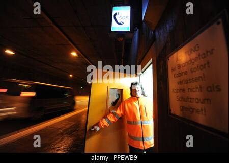 Auf dem Allacher Tunnel Bericht: Tunnel Techniker der Autobahndirektion Sued (Autobahn Behörde Süd) im Notfall Telefon Kabinett im Autobahntunnel. Stockfoto