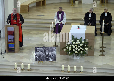 Die widerstandskämpferin Sophie Scholl, die vor 70 Jahren ermordet wurde, Hans Scholl und Christoph Probst Gedenken an die 'Weisse Rose', der Erzbischof von München und Freising, Kardinal Reinhard Marx (links), und der Bischof der Evangelisch-Lutherischen Kirche in Bayern, Heinrich Bedford-Strohm (2. von rechts) ein Gottesdienst in der Kirche auf dem Gelände des Stadelheim Gefängnis feiern. Stockfoto