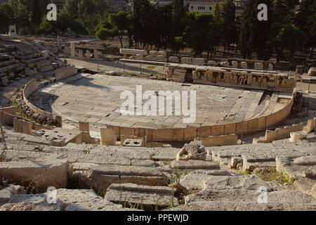 Griechische Kunst. Die Theater des Dionysos. Am Fuße der Akropolis erbaut. (V v. Chr.). Athen. Griechenland. Europa. der Akropolis. (V v. Chr.). Athen. Griechenland. Europa. Stockfoto