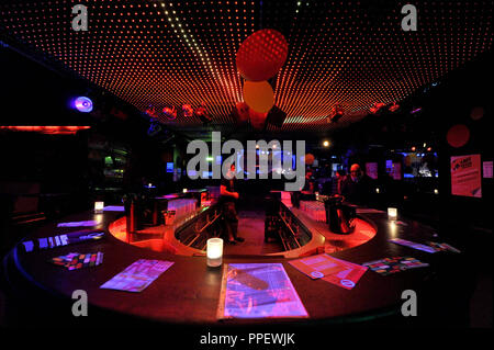 Flugblätter gegen Rechtsextremismus im Club party' Laut gegen Brauntoene' im Harry Klein. Sieben Münchner Clubs öffneten ihre Türen von 18 bis 23 Uhr junge Menschen für eine Veranstaltung gegen Gesetz für Minderjährige. Stockfoto