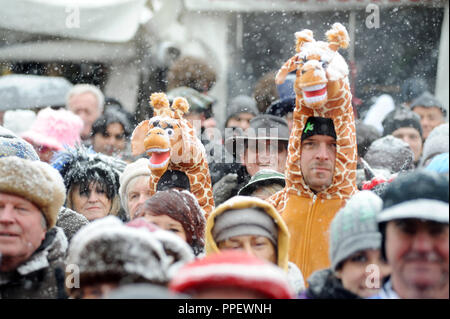 Kostümierte Menschen während des Karnevals Feiern am Faschingsdienstag auf dem Viktualienmarkt in München. Stockfoto