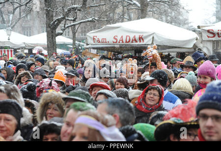 Kostümierte Menschen während des Karnevals Feiern am Faschingsdienstag auf dem Viktualienmarkt in München. Stockfoto