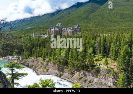 BANFF, KANADA - Juli 2, 2018: Die historischen Banff Springs Fairmont Hotel wurde im Jahre 1888 erbaut, bietet einen Blick auf das Bow River Stockfoto