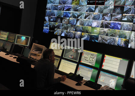 Ein Mitarbeiter in der neuen Traffic Control Center in den Technischen Betrieb Zentrum von baureferat in der Schragenhoferstrasse in Moosach. In dem dunklen Raum zwei Verkehr Betreiber von der Abteilung für öffentliche Ordnung zusammen mit zwei Polizisten und drei Mitarbeiter der Abteilung für öffentlichen Bau vor einem riesigen Monitor Wall sitzen und überwachen den gesamten Verkehr in München und zu steuern. Stockfoto