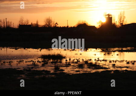 Sonnenuntergang über Brunnen neben dem Meer in Norfolk Stockfoto