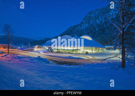 Eisstadion in Inzell am Blauen Stunde Im schneereichen Winter - Chiemgau. Stockfoto