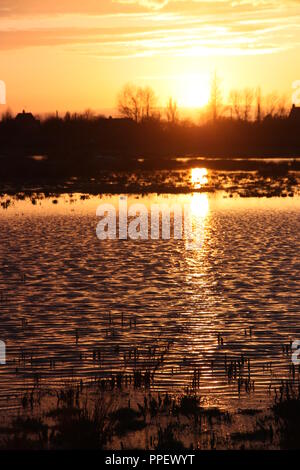 Sonnenuntergang über Brunnen neben dem Meer in Norfolk Stockfoto