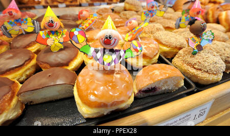 Donuts mit bunten Karton Ausschnitte während der Karnevalszeit in der Bäckerei Zoettl in der fraunhoferstraße. Stockfoto