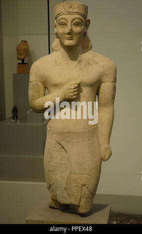 Griechische Kunst. Zypern. Kouros. Statue eines jungen Mannes, um 550 v. Chr. datiert. Kalkstein. Es kommt von Dali (Zypern). Ägyptische Museum (Altes Museum). Berlin. Deutschland. Stockfoto