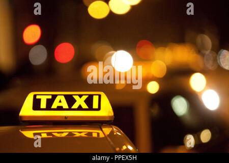 Taxis mit beleuchtete Schilder für die Kunden auf den Maximiliansplatz in München warten. Stockfoto