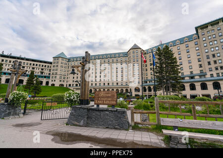 LAKE LOUISE, KANADA - Juli 4, 2018: The Fairmont Chanteau Lake Louise liegt am Ufer des Lake Louise, Alberta, Kanada Stockfoto