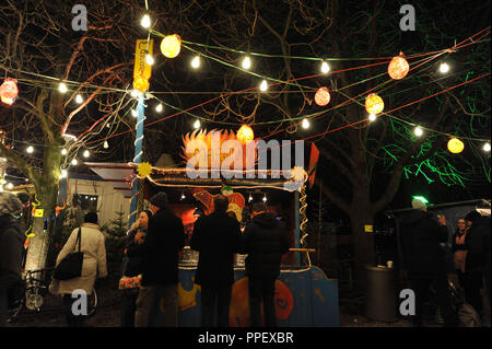 Kastanien stand auf dem Schwabinger Weihnachtsmarkt auf der Münchner Freiheit. Stockfoto