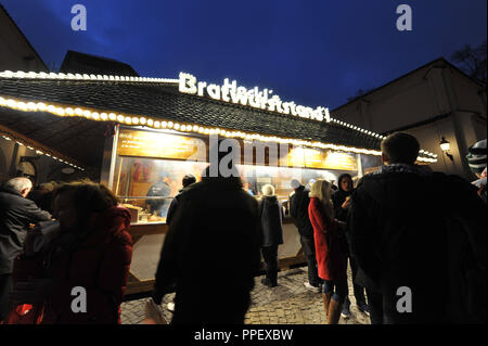 Bratwurst stand auf dem Schwabinger Weihnachtsmarkt auf der Münchner Freiheit. Stockfoto