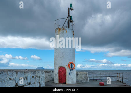 Die alte Girvan Harbor Beacon an einem bewölkten Tag in Schottland. Stockfoto