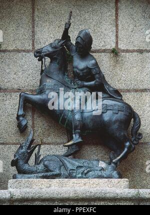 JORGE, San. Mártir cristiano Del Siglo II. Representado como un Joven con armadura, cabalgando sobre un Caballo y con la Lanza rota sobre el Dragón. Estatua de Bronce existente en la escalinata de la Plaza de San Jorge. Cáceres. Der Extremadura. España. Stockfoto