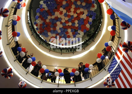 Us-Wahlnacht 2012 in München: Party in der Nacht der US-Präsidentschaftswahl im Amerika-Haus am Karolinenplatz. Im Bild, die Gäste in die Rotunde, die mit roten, weißen und blauen Ballons dekoriert ist. Stockfoto