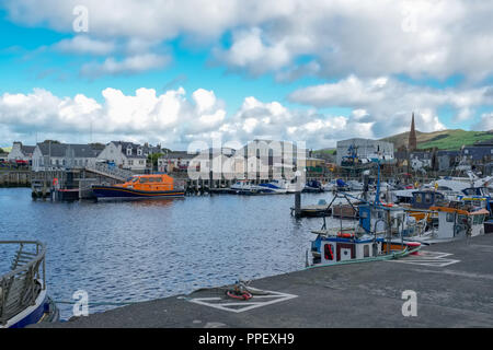 Geschäftige Hafenstadt Girvan Schottland mit kleinen Booten & Fischerei Handwerk gebunden innerhalb gebunden Tierheim auf den Hafen Stockfoto