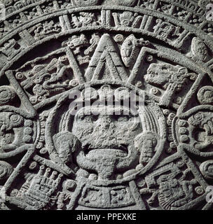 ARTE PRECOLOMBINO. AZTECA. Mexiko. CALENDARIO AZTECA o PIEDRA DEL SOL. Monolito Labrado en un de basalto de 3,60 m de Diámetro. Perteneciente al PERIODO POSTCLASICO TARDIO (1325-1521 d.C.). Las mejores de la FIGURA ZENTRALE QUE VERTRETER EINER TONATIUH (EL SOL). Sala Mexica. Museo Nacional de Antropología. Mexiko D.F. Stockfoto