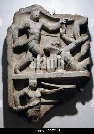 Fragment einer Gedenk- Entlastung der Unternehmen von einem unbekannten Gladiator, dargestellt in mehreren kämpft mit seinen Gegner retiatii (Gladiatoren, die verwendet die net und Trident). Die Inschrift gibt die Anzahl der Kämpfe gewonnen und die Namen der ausgetretenen Gladiator. Jahrhundert v. Chr. fand in der Nähe des Mausoleums von Cecilia Metella. Via Appia. Das Römische Nationalmuseum. Rom. Italien. Stockfoto