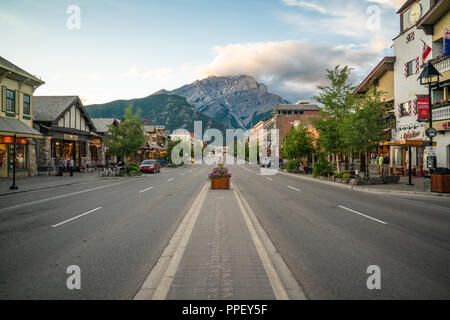 BANFF, Kanada - 4. JULI 2018: die Innenstadt von Banff, Alberta Banff Avenue entlang Stockfoto