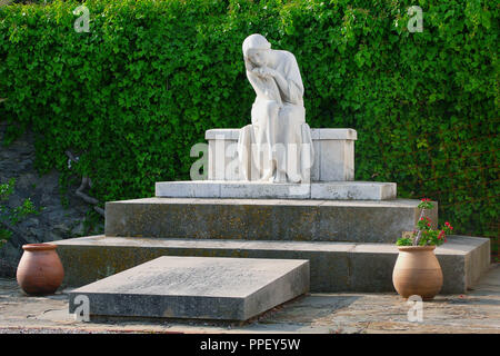 ARTE SIGLO XX. MODERNISMO. ESPAÑA. JOSEP LLIMONA I BRUGUERA (Barcelona, 1864-1934). Escultor Español, Máximo representante de la escultura Modernista. Las mejores de un PANTEON con la representación de una ESCULTURA FEMENINA. CEMENTERIO DE CADAQUES. Comarca del Alt Empordà. Provincia de Girona. Cataluña. Stockfoto