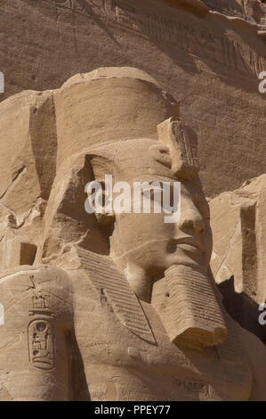 Ägyptische Kunst Großen Tempel von Ramses II. Kolossale Statuen, die den Pharao Ramses II (1290-1224 v. Chr.) Mit dem nemes Kopf sitzt und durch die doppelte Krone überragt. 19. Dynastie. Neuen Reich. Abu Simbel. Ägypten. Stockfoto