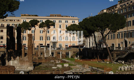Italien. Rom. Heiligen Bereich des Largo di Torre Argentina. Der Tempel B. 2. vorchristlichen Jahrhundert. Gebaut von Quintus Lutatius Catulus (149-87 v. Chr.). Im Hintergrund, der Tempel ein Jutuna gewidmet. Durch Gaius Lutatius Catulus gebaut. 3. Jahrhundert v. Chr.. Stockfoto