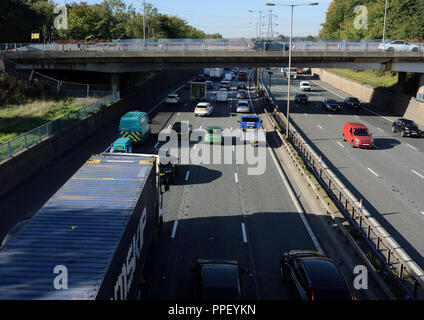 M60 Autobahnkreuz Whitefield an der Kreuzung 17 Verkehr unter der Straßenbrücke A56 im Großraum manchester, großbritannien Stockfoto