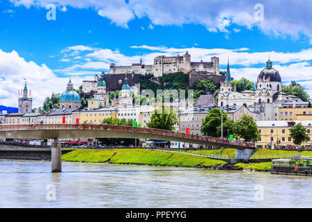 Salzburg, Österreich. Die Festung Hohensalzburg, Salzburger Dom und Salzach Stockfoto