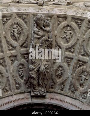 ESCULTURA DE LA CARIDAD EN EL ARCO CASETONES ABOCINADO CON DE LA PORTADA DE LA CATEDRAL DE NUESTRA SEÑORA DE LA HUERTA - SIGLO XVI. Lage: Catedral de Nuestra Señora de La Huerta. Agreda. Saragossa Zaragoza. Spanien. Stockfoto