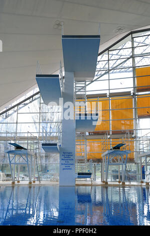 Springen Turm mit 10 meter Brett in der Olympia Schwimmhalle Aquatics Center im Olympiapark in München. Stockfoto