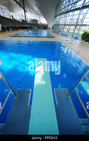 Springen Turm mit 10 meter Brett in der Olympia Schwimmhalle Aquatics Center im Olympiapark in München. Stockfoto