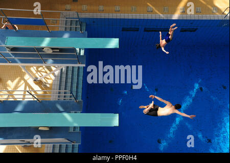 Springen Turm mit 10 meter Brett in der Olympia Schwimmhalle Aquatics Center im Olympiapark in München. Stockfoto