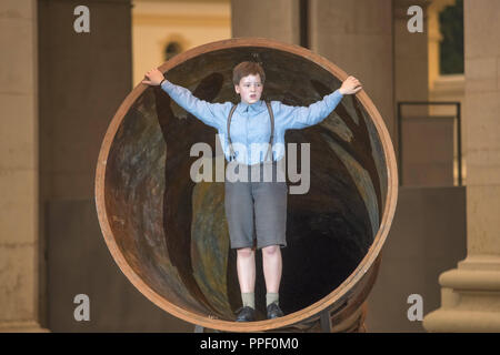 "Jedermann - Das Spiel des Todes von einem reichen Mann', der Eröffnung der Salzburger Festspiele auf den Stufen der Kathedrale Stockfoto