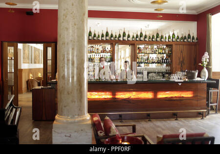 Das Schlosshotel Elmau in Klais ist der Austragungsort des G7-Gipfels im Juni 2015. Hier ist die Bar im alten Gebäude des Hotels. Stockfoto