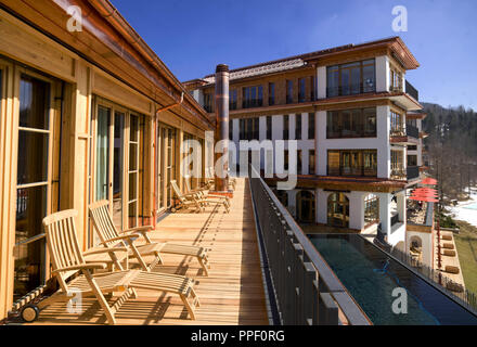 Das Schlosshotel Elmau in Klais ist der Austragungsort des G7-Gipfels im Juni 2015. Hier liegen auf dem Balkon. Stockfoto