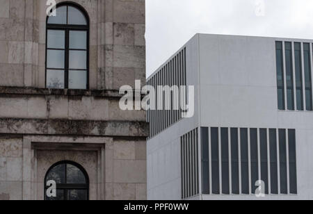 Das neue Dokumentationszentrum für die Geschichte des Nationalsozialismus (rechts) in die Brienner Straße, in der Nähe vom Königsplatz, auf der linken die Hochschule für Musik und Theater München (Hochschule für Musik und Theater München), der ehemaligen Fuehrerbau. Stockfoto