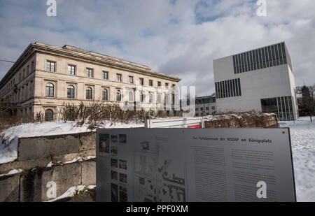 Die Hochschule für Musik und Theater München (Hochschule für Musik und Theater München), der ehemaligen Fuehrerbau (links), steht neben dem neuen Dokumentationszentrum für die Geschichte des Nationalsozialismus (rechts) in die Brienner Straße, nicht weit von der Königsplatz. Stockfoto