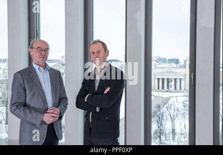 Der Leiter der NS-Dokumentationszentrum (Dokumentationszentrum für die Geschichte des Nationalsozialismus), Winfried Nerdinger (links), und der Leiter des KZ Flossenbuerg, Jörg Skriebeleit, in der neuen NS-Dokumentationszentrums an der Brienner Straße in der Nähe der Königsplatz. Stockfoto