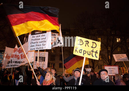 Rallye der anti-Flüchtlings- und anti-islamischen Pegida Ableger Bagida (Bayern gegen die Islamisierung des Westens) auf dem Münchner Goetheplatz. Stockfoto