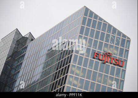 'Fujitsu' Schild am Büro- Highlight Towers" in Schwabing. Stockfoto