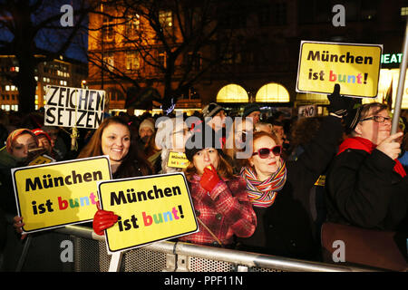 Über 12.000 Bürgerinnen und Bürger in München demonstrieren unter dem Motto "Tanz der Pegida" am Sendlinger-Tor-Platz, gegen die antisemitische und anti-islamischen Pegida und ihrer bayerischen Ableger Bagida, die für eine Demonstration am gleichen Abend angerufen. Im Bild, Demonstranten mit 'München ist bunt' Zeichen. Stockfoto