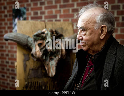 Der Künstler Daniel Spoerri in der Ausstellung 'Jaeger und Gejaegte" (Jäger und Gejagte) am Künstlerhaus Marktoberdorf. Stockfoto